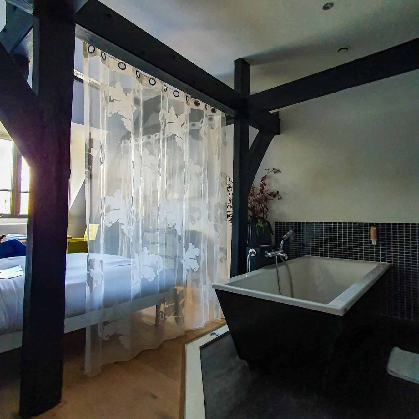 Big bath inside Hotel Villa Ruimzicht