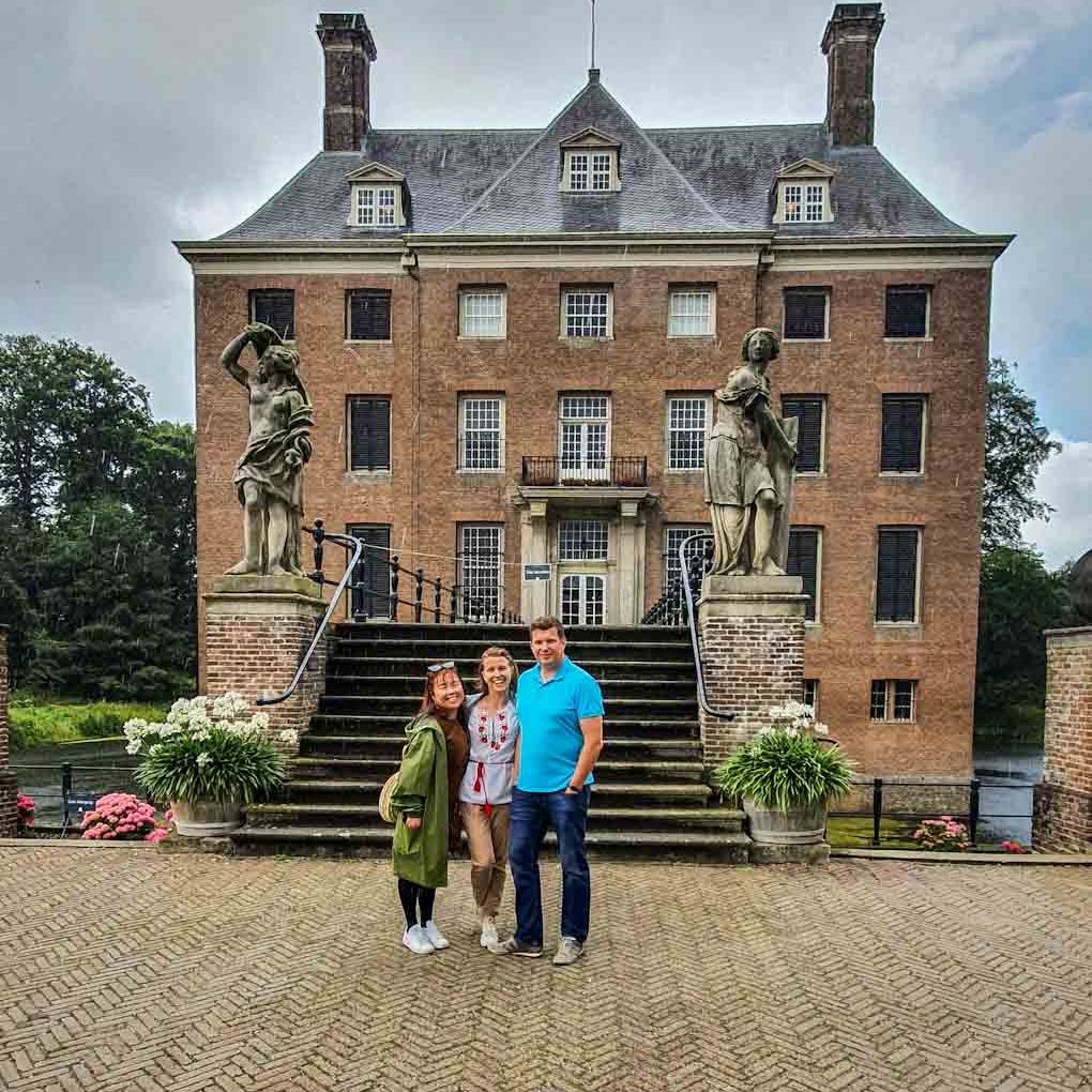 Amerongen castle with Chinese friend - Discovoer True Netherlands 4x3