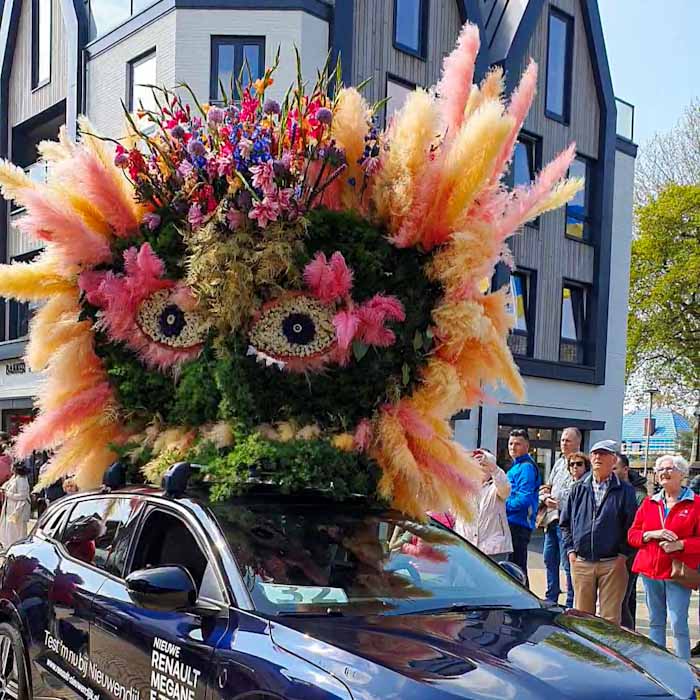 Bloemencorso Flower Parade - Flower mask on the car - Discover True Netherlands