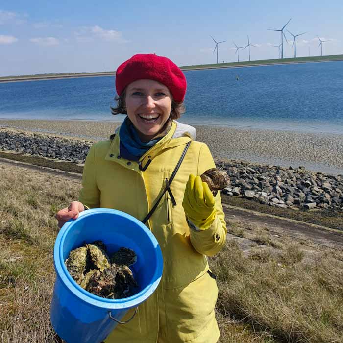 Bruinisse oysters farm - I am with a full basket of oysters - Discover True Netherlands