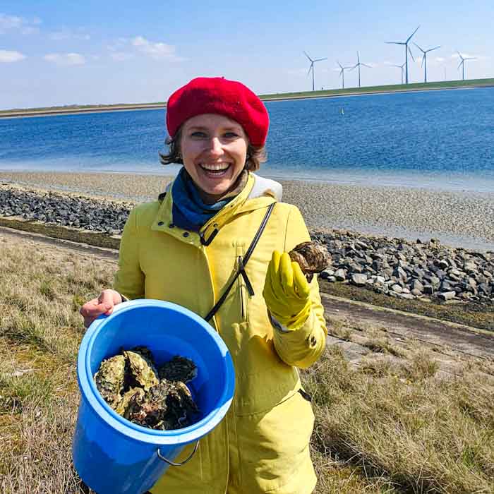 Bruinisse oysters farm - I am with a full basket of oysters - Discover True Netherlands 1x1