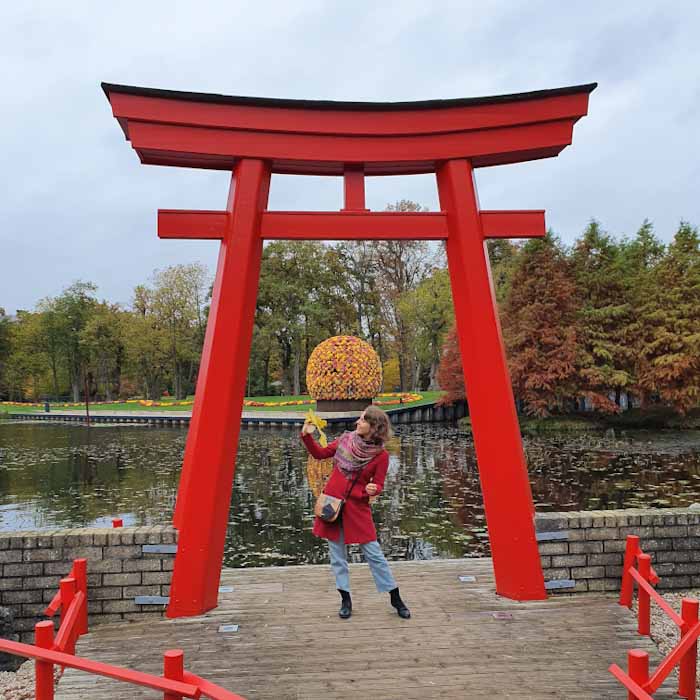Kasteeltuinene Arcen - Castle gardens Arcen - Standing in front of red Japanese gates - Discover True Netherlands