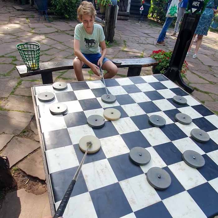 Mini gold Lage Vuursche - Playing special chess with sticks - Discover True Netherlands
