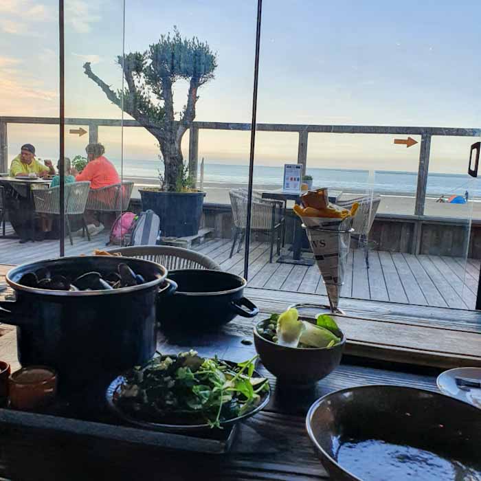 Renesse beach - A pan of sea mossels in a beach restaurant - Discover True Netherlands