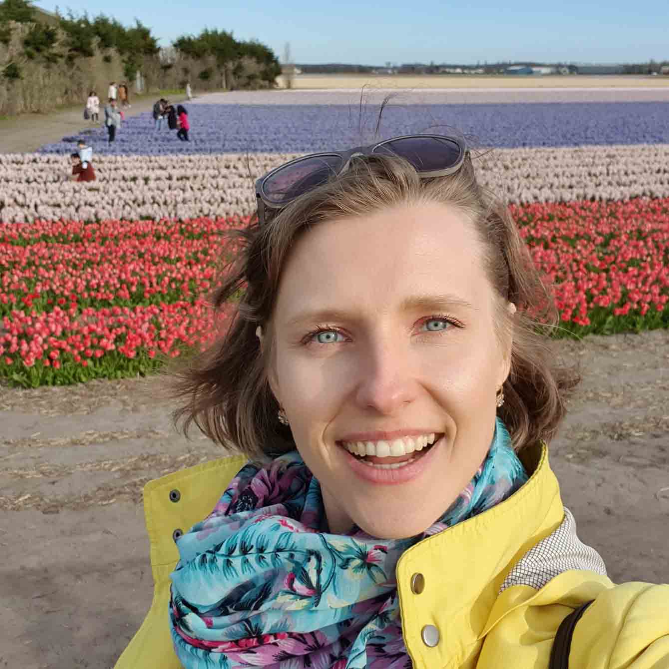Tulip tour from Noordwijkerhout - Close up of my face in the tulip field - Discover True Netherlands