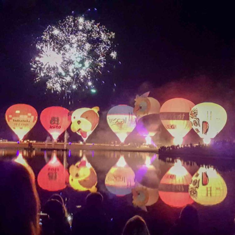 Twente Ballooning - Balloons at night with fireworks 2 - Discover True Netherlands