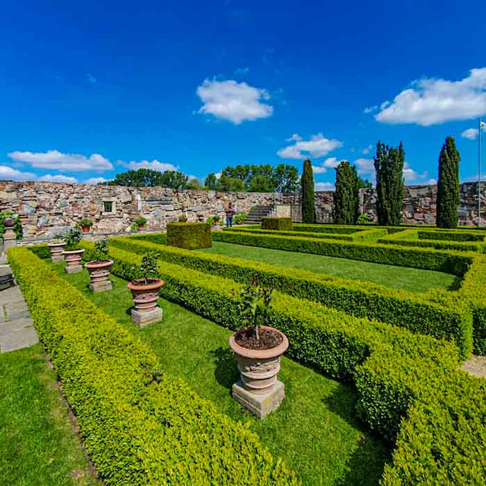 Villa Augustus Hotel - maze gardens - Discover True Netherlands