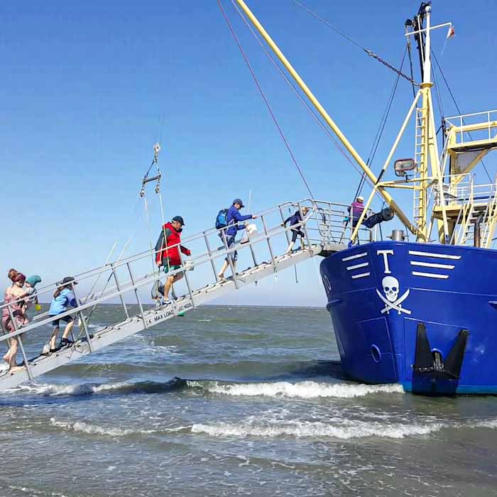 Wadlopen- Mudwalking -People embarking the ship 2- Discover True Netherlands