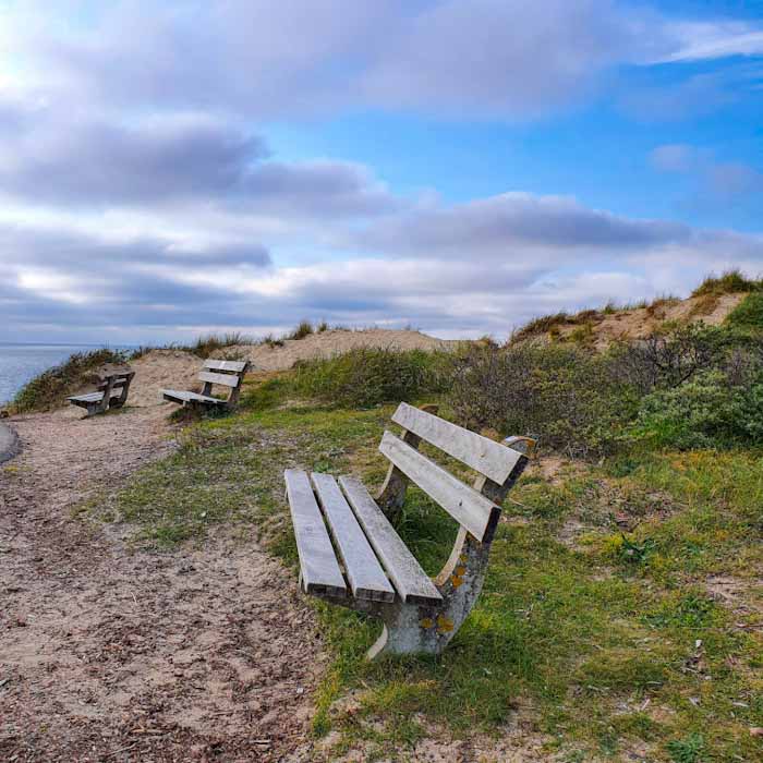 Westerlichttoren lighthouse - Benches on the dune hills - Discover True Netherlands