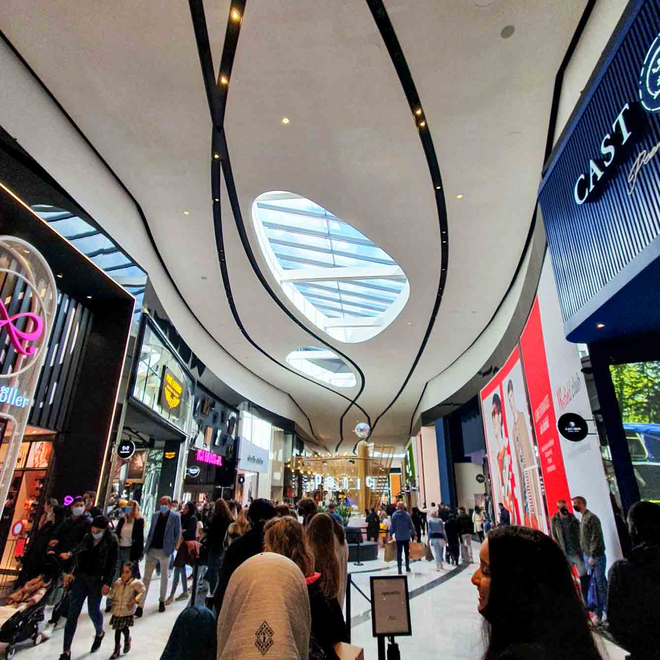 Westfield Mall of the Netherlands - People shopping - Discover True Netherlands